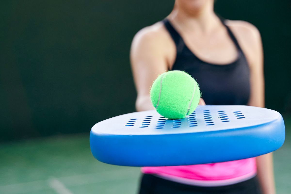 Jugadora de padel mostrando pelota