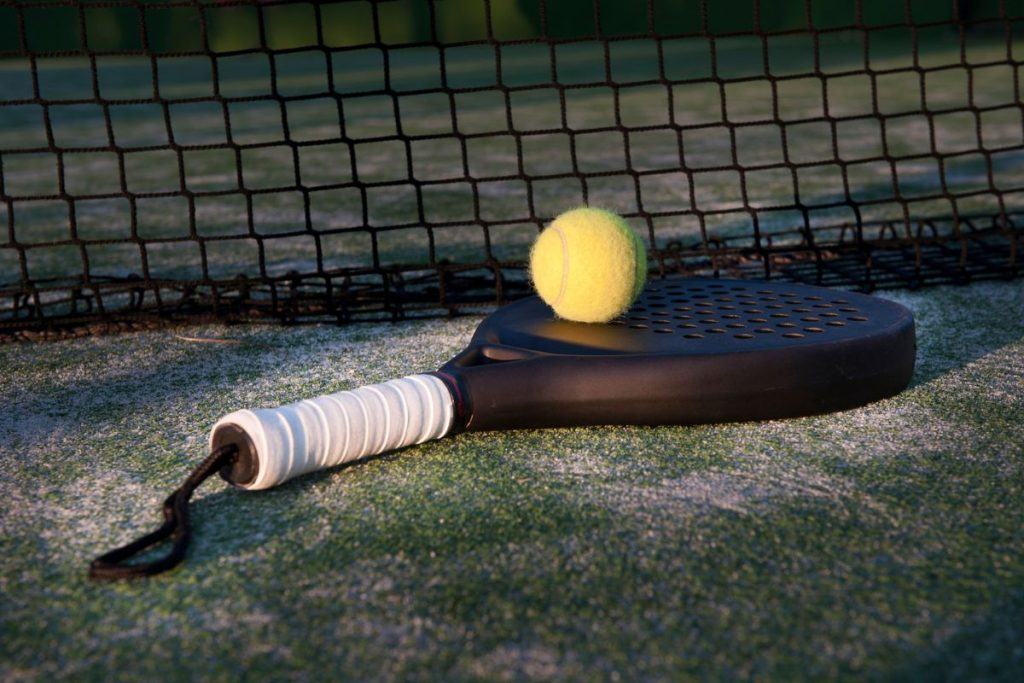 Tus pelotas de padel no tienen presión: usa un presurizador de pelotas Pelota y pala de pádel